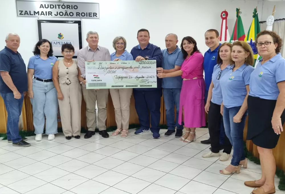 Câmara de Vereadores de Tapejara entrega cheque simbólico de R$ 250 mil à APAE